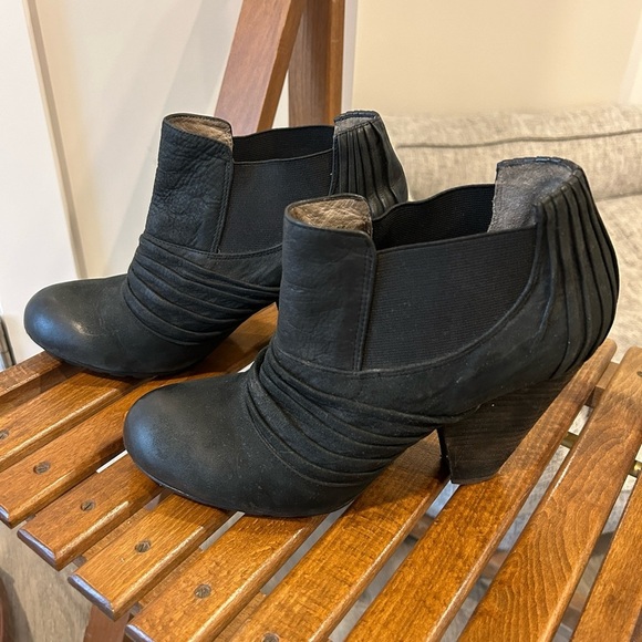 Vince Camuto Bronco Ankle Boots Shoes Womens Black Leather Booties Ruched 8.5 - Picture 4 of 8